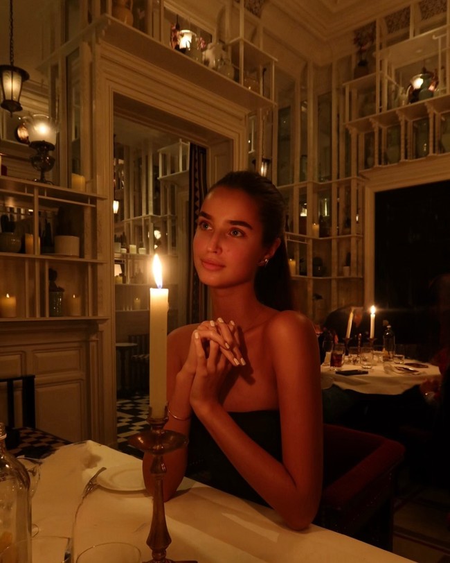 Dilansir The Sun, Trent Alexander-Arnold belakangan tertangkap menghabiskan waktu dengan gandengan baru. Ia adalah Estelle Behnke yang dikenal sebagai seorang influencer ‘estetik’. Foto: Instagram @estellebke