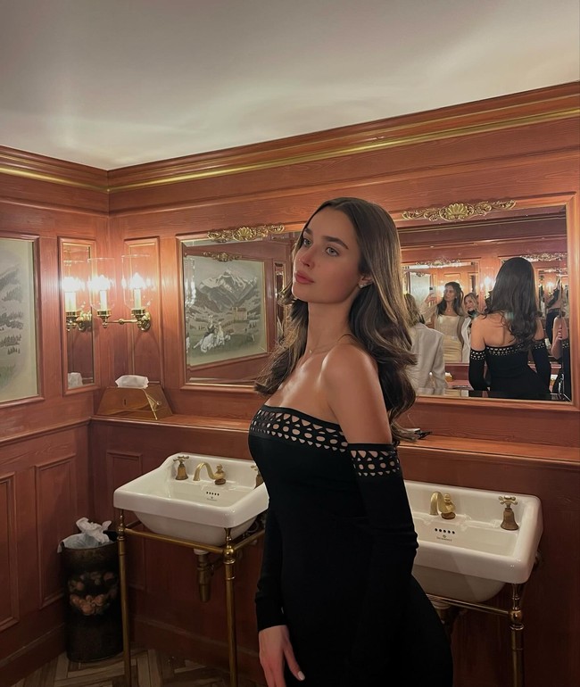 “Hubungan mereka masih sangat baru tapi mereka sudah resmi berkencan. mereka terlihat sangat naksir satu sama lain. Trent belum lama single dan menghabiskan waktu dengan Estelle. Mereka hanya sangat menikmati kebersamaan dan terlihat cukup mesra,” kata sumber. Foto: Instagram @estellebke