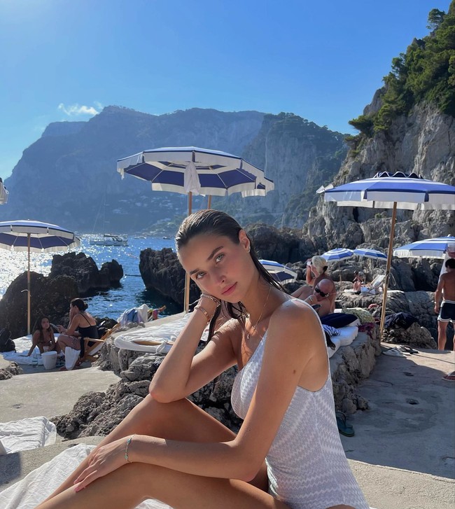 Di Instagram, Estelle sering menampilkan pose cantiknya di berbagai negara. yang menampilkan latar-latar eksotis.  Foto: Instagram @estellebke