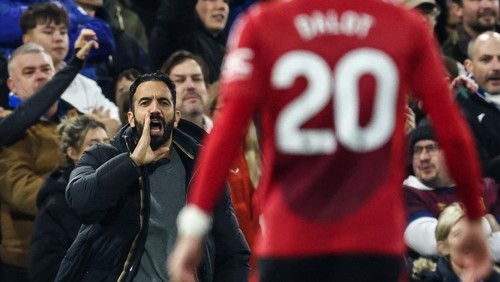 Manchester Uniteds Portuguese head coach Ruben Amorim reacts during the English Premier League football match between Ipswich Town and Manchester United at Portman Road in Ipswich, eastern England on November 24, 2024. (Photo by Darren Staples / AFP) / RESTRICTED TO EDITORIAL USE. No use with unauthorized audio, video, data, fixture lists, club/league logos or live services. Online in-match use limited to 120 images. An additional 40 images may be used in extra time. No video emulation. Social media in-match use limited to 120 images. An additional 40 images may be used in extra time. No use in betting publications, games or single club/league/player publications. /