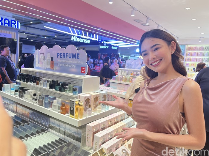 Foto Amanda Manopo saat berada di pembukaan gerai Miniso Pink di Transmarf Cilandak.