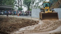 Longsor itu menututp akses jalan sementara. 