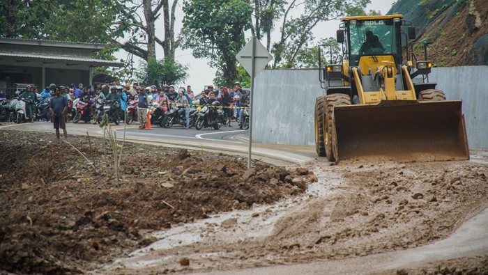 Foto udara petugas menggunakan alat berat membersihkan material longsor di Jalan Nasional III, Lumajang, Jawa Timur, Minggu (24/11/2024). Badan Meteorologi Klimatologi dan Geofisika (BMKG) mengimbau masyarakat untuk mewaspadai potensi terjadinya bencana hidrometeorologi saat memasuki musim hujan bersamaan dengan fenomena La Nina yang menambah curah hujan hingga 20 sampai 40 persen mulai November atau akhir tahun 2024 hingga setidaknya Maret atau April 2025. ANTARA FOTO/Irfan Sumanjaya/tom.
