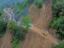 Foto Udara Jalan Nasional III Lumajang Tertutup Longsor