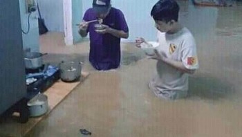 Menikmati mie rebus saat banjir... Foto: Demilked