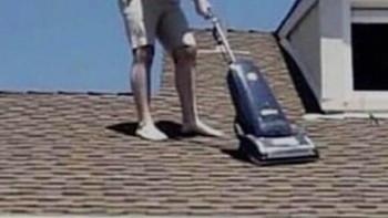 Membersihkan atap rumah. Foto: Demilked