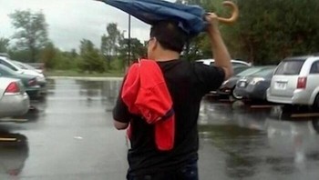 Cara menggunakan payung. Foto: Demilked