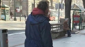 Jalan-jalan bareng kepiting. Foto: Demilked