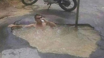 Saking dalamnya lubang di jalan ini bisa untuk berendam. Foto: Demilked