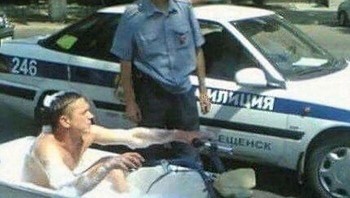 Ditilang karena bikin motor bathtub. Foto: Demilked