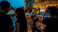 Selain menawarkan spot foto yang Instagramable, pengunjung juga dapat mempelajari sejarah panjang dan nilai spiritual Wat Arun yang telah berdiri sejak era Ayutthaya.