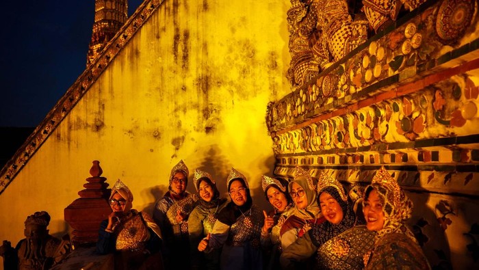 Gemerlap Malam Kuil Wat Arun yang Memikat di Bangkok Wat Arun di Bangkok memukau wisatawan dengan pagoda porselen yang bersinar di malam hari. Kuil ini menjadi spot foto malam yang populer di kalangan wisatawan.
