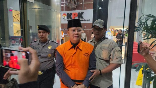 Gubernur Bengkulu Rohidin Mersyah usai ditetapkan jadi tersangka oleh KPK.