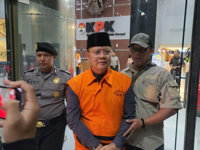 Gubernur Bengkulu Rohidin Mersyah usai ditetapkan jadi tersangka oleh KPK.