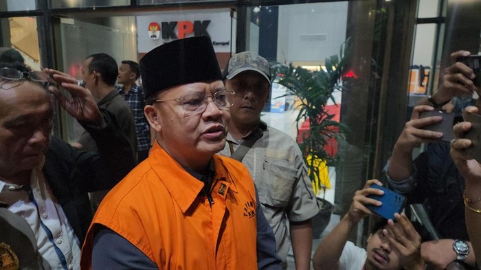 Gubernur Bengkulu Rohidin Mersyah usai ditetapkan jadi tersangka oleh KPK.