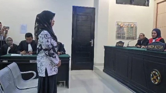 Guru Supriyani saat menjalani sidang vonis di PN Andoolo Konawe Selatan.