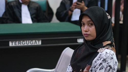 Guru honorer SDN 4 Baito Supriyani bersiap menjalani sidang vonis kasus dugaan penganiyaan kepada muridnya di Pengadilan Negeri Andoolo, Konawe Selatan, Sulawesi Tenggara, Senin (25/11/2024). Majelis Hakim memvonis bebas Supriyani karena dinilai tidak terbukti melakukan tindakan penganiyaan kepada muridnya seperti yang dituntutkan. ANTARA FOTO/Andry Denisah/tom.