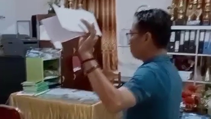 Heboh guru SMP di Gowa bagi-bagi uang ke ortu siswa jelang Pilkada 2024.