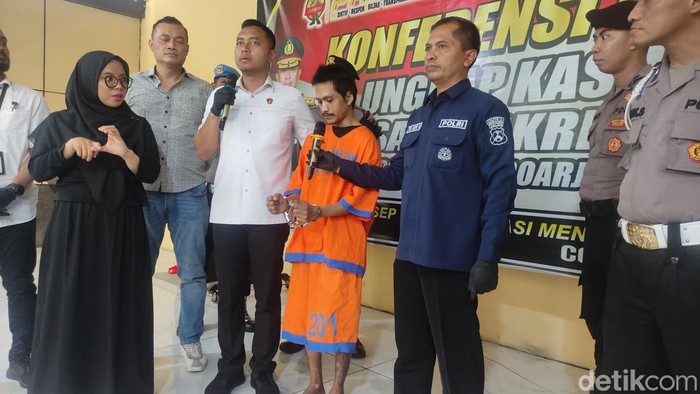 Hendrikus, anak pembunuh ibunya di Sidoarjo saat dihadirkan jumpa pers