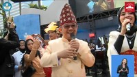 Acara yang berlangsung khidmat itu kemudian diramaikan dengan orkestra dari SMK TI Muhammadiyah Cikampek. Uniknya, Abdul Muti ikut menyanyikan lagu Laskar Pelangi ciptaan Wakil Menteri Kebudayaan Giring Ganesha saat masih menjadi vokalis band Nidji. Foto: YouTube Kemdikbud RI