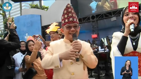 Saat Mendikdasmen Nyanyi Laskar Pelangi di Hari Guru Nasional 2024