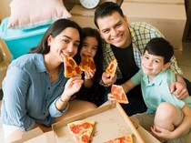 Ibu Hukum Putra Berkebutuhan Khusus Gegara Lahap Habis Pizza