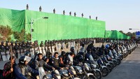 Jalan raya menuju Islamabad yang dilalui para pendukung Khan, yang dipimpin oleh anggota partainya Pakistan Tehreek-e-Insaf (PTI), telah diblokir sejak Minggu (24/11).  