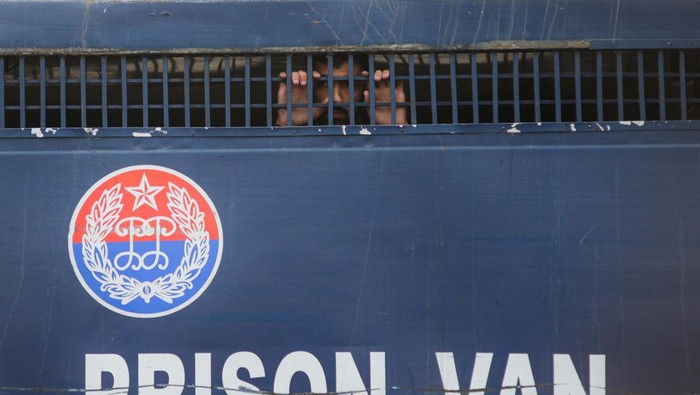 Ibu Kota Pakistan Lockdown gegara Demo Pro Imran Khan A supporter of the former Pakistani Prime Minister Imran Khan's party Pakistan Tehreek-e-Insaf (PTI), looks from a prison van after he was detained during anti-government rally, in Lahore, Pakistan, November 24, 2024. REUTERS/Khurram