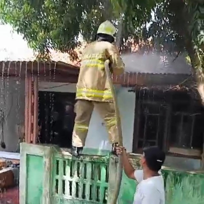 Insiden kebakaran rumah terjadi di Pulau Tidung, Kepulauan Seribu, Jakarta. Awalnya pemilik rumah ingin membersihkan daun kering di atap rumahnya. (dok Damkar Jakut)