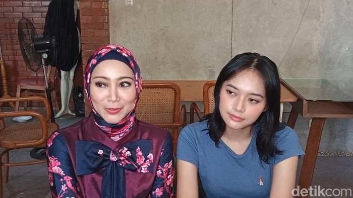 Ira Swara bersama Nia, anaknya.
