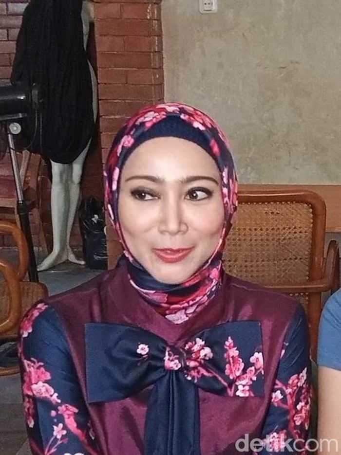 Ira Swara Ira Swara bersama Nia, anaknya.