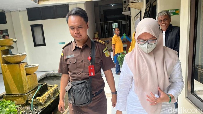 istri siri yang diduga memalsukan dokumen dituntut 1 tahun penjara