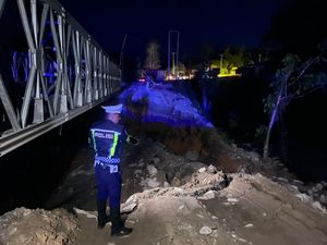 Jalan Lintas Riau-Sumbar Putus Total, Kini Hanya Bisa Lewat Jalur Fungsional