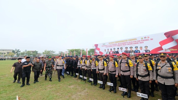 Kapolda Riau Irjen Mohammad Iqbal bersama PJU Polda Riau saat melepas personel PAM TPS. (Dok Polda Riau)