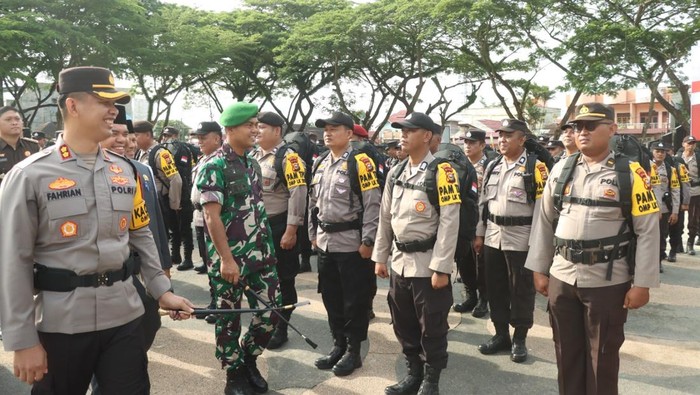 Kapolres dan Dandim mengecek personel jelang keberangkatan (Dok Humas Polres Inhu)