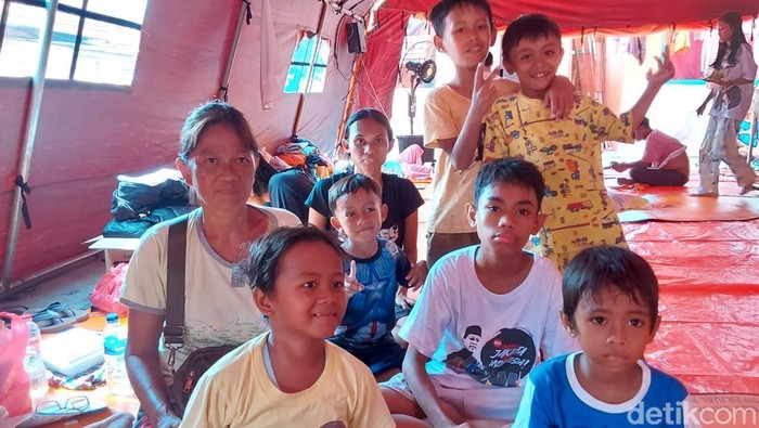 Kebakaran di Jatinegara, Jaktim, berdampak langsung ke anak-anak. Sejumlah anak tidak bisa sekolah karena seragam, peralatan hingga buku sekolah ikut terbakar. (Joakhim Tharob/detikcom)