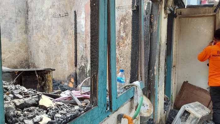 Kebakaran di Jatinegara, Jaktim, diduga disebabkan ledakan tabung gas LPG lalu api merembet ke area permukiman warga. Sembilan orang terluka akibat kebakaran. (Joakhim Tharob/detikcom)