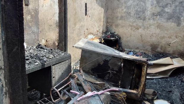 Kebakaran di Jatinegara, Jaktim, diduga disebabkan ledakan tabung gas LPG lalu api merembet ke area permukiman warga. Sembilan orang terluka akibat kebakaran. (Joakhim Tharob/detikcom)