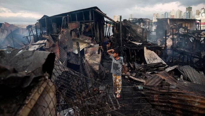Kebakaran Hebat Hancurkan Kawasan Kumuh di Manila Kebakaran besar melanda kawasan kumuh di Manila, menghanguskan banyak rumah. Sekitar 2.000 keluarga kehilangan tempat tinggal akibat kejadian tersebut.