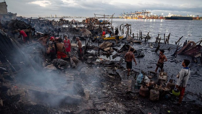 Kebakaran Hebat Hancurkan Kawasan Kumuh di Manila Kebakaran besar melanda kawasan kumuh di Manila, menghanguskan banyak rumah. Sekitar 2.000 keluarga kehilangan tempat tinggal akibat kejadian tersebut.