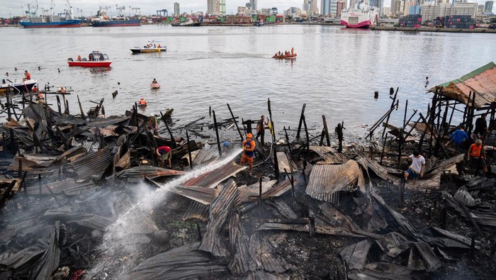 Kebakaran Hebat Hancurkan Kawasan Kumuh di Manila Kebakaran besar melanda kawasan kumuh di Manila, menghanguskan banyak rumah. Sekitar 2.000 keluarga kehilangan tempat tinggal akibat kejadian tersebut.