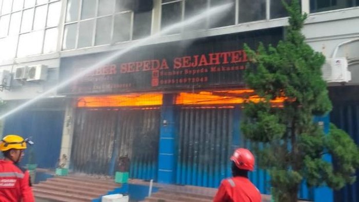 Kebakaran terjadi di Kompleks Ruko Jade, Kota Makassar, Sulawesi Selatan (Sulsel), pagi tadi.