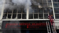 Tidak ada korban jiwa dalam kebakaran tersebut namun kerugian material diperkirakan mencapai ratusan juta, sementara penyebab kebakaran masih dalam penyelidikan. 