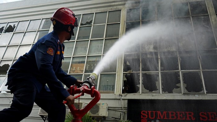 Petugas berupaya memadamkan api yang membakar toko sepeda di kompleks Ramayana Jalan AP Pettarani, Makassar, Sulawesi Selatan, Senin (25/11/2024). Tidak ada korban jiwa dalam kebakaran tersebut namun kerugian material diperkirakan mencapai ratusan juta, sementara penyebab kebakaran masih dalampenyelidikan. ANTARA FOTO/Hasrul Said/tom.