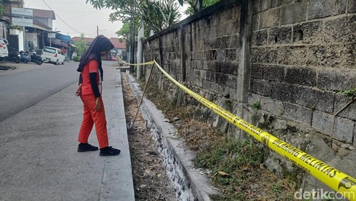 Kebocoran pipa di SPBU 54.822.03 Loloan Timur, Kecamatan Jembrana, Kabupaten Jembrana mengakibatkan tumpahan pertamax meluber ke got pemukiman warga, Senin (25/11/2024). (I Putu Adi Budiastrawan/detikBali)
