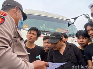 Massa Mahasiswa PrayforNgaliyan Hentikan Truk yang Langgar Jam Operasional