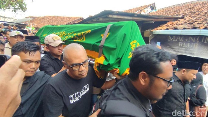 Kedatangan jenazah almarhum Yana D Putra di rumah duka.