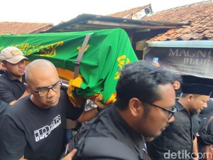 Isak Tangis Keluarga-Pelayat Sambut Jenazah Cawabup Yana di Ciamis