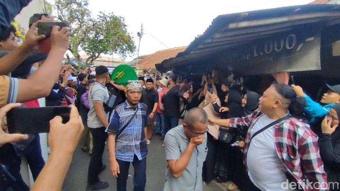 Kedatangan jenazah almarhum Yana D Putra di rumah duka.