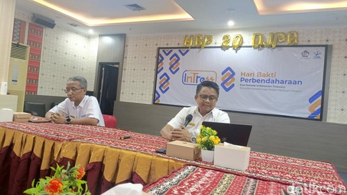 Kepala DJPb NTT Catur Ariyanto Widodo dan Edy Purwanto selaku Kabid PPA II Kanwil DJPb NTT. (Simon Selly/detikBali)